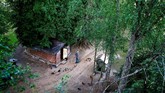 FOTO: Menyendiri di Hutan Belarusia Demi hidup yang leluasa untuk memelihara hewan ternak dan bercocok tanam, sebuah pasangan pindah ke pondok dalam sebuah hutan di Belarusia, perbatasan Rusia.