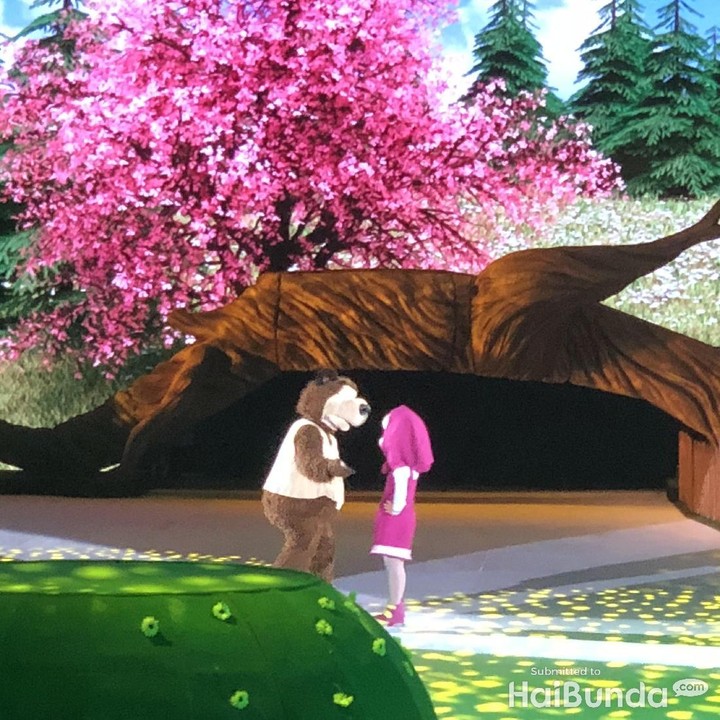<p>Lalu muncul Bear dan Masha. Bear mengeluhkan makanannya dicuri serigala.</p>