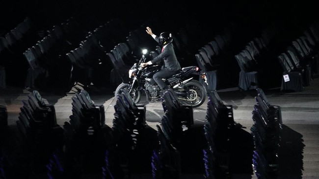 Jokowi takkan hadir di stadion GBK saat penutupan Asian Games karena melakukan kunjungan kerja ke Lombok. Penutupan Asian Games akan dihadiri Jusuf Kalla.