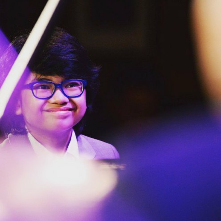 <p>Joey memang terkenal sebagai pianis prodigy. Karena pada usia enam tahun, ia telah belajar sendiri untuk bermain piano menggunakan miniatur keyboard elektrik yang dibawa ayahnya untuknya untuk bermain genre jazz dengan mendengarkan album jazz klasik ayahnya. (Foto: Instagram/joeyalexandermusic)</p>