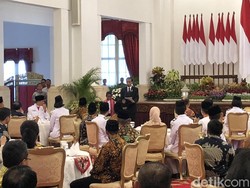 Respons Jokowi Ditanya soal Joni Pemanjat Tiang Bendera Gagal Seleksi TNI