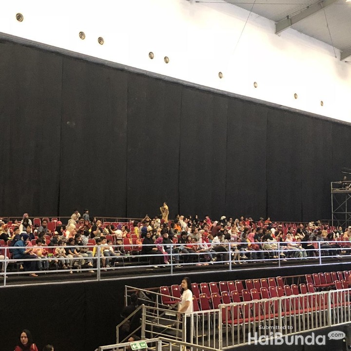 <p>Di dalam gedung tempat pertunjukan berlangsung, anak-anak sudah tidak sabar melihat aksi Masha.</p>