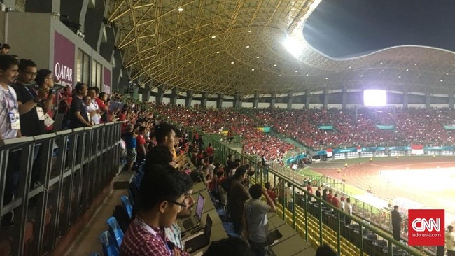Seorang pendukung timnas Hong Kong dipindahkan dari tribune karena bersitegang dengan suporter Indonesia di sela pertandingan melawan Timnas Indonesia U-23.