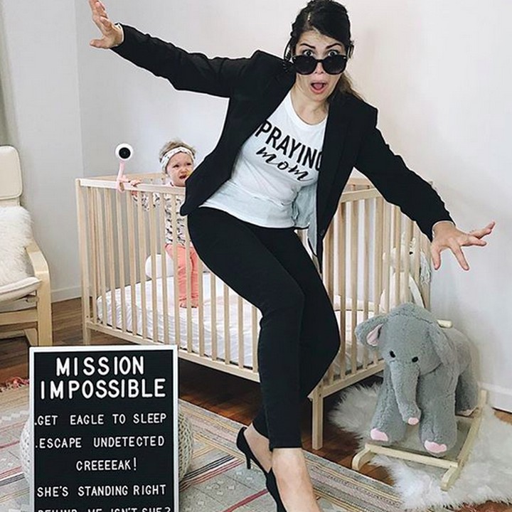 <p>Meninggalkan anak yang udah tidur kadang rasanya seperti sedang melakukan mission impossible Ya nggak, Bun? (Foto: Instagram/ @mayavorderstrasse)</p>