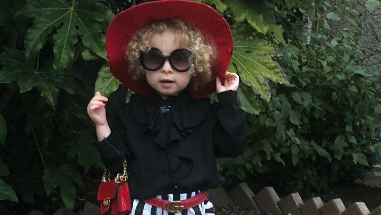 Usianya memang masih 3 tahun, tapi Hollie Lawlor sudah pintar me-mix and match pakaian ala fashionista lho, Bun.