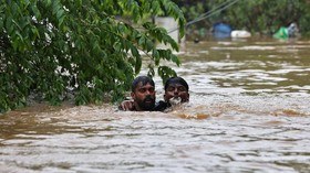 FOTO: Duka di Tengah Banjir Kerala