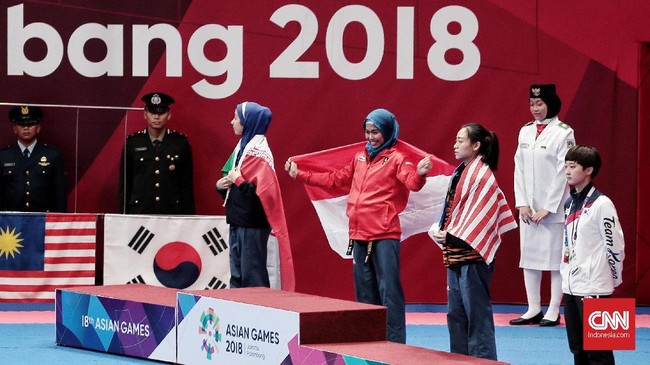 Defia Rosmaniar menjadi atlet pertama berhijab yang mampu meraih emas pertama Indonesia di ajang Asian Games.