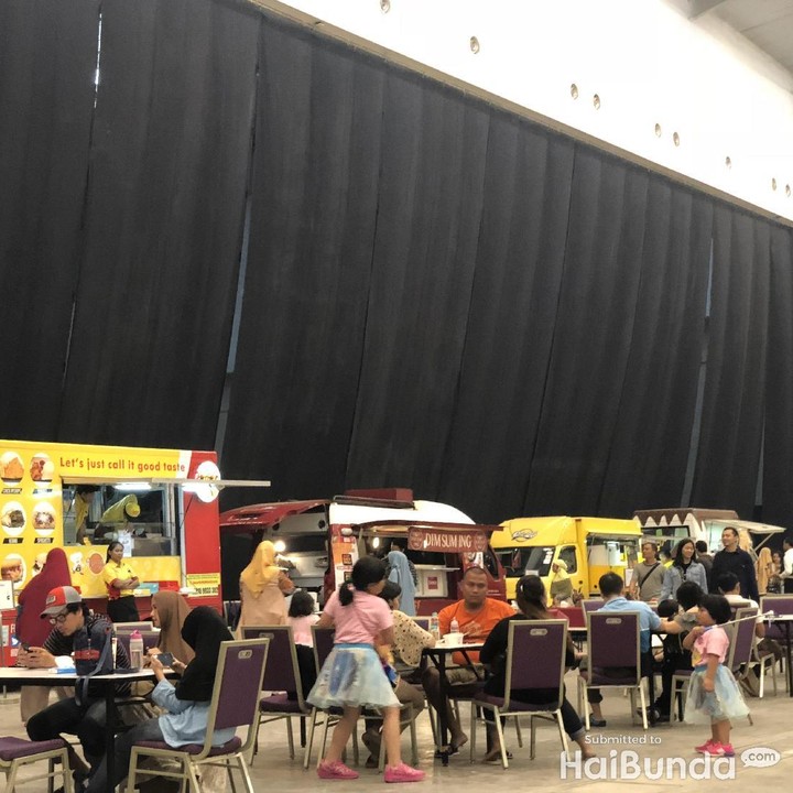 <p>Selesai menonton, anak-anak juga bisa beli makanan di food truck. Ada hot dog, kebab, dan sebagainya.</p>