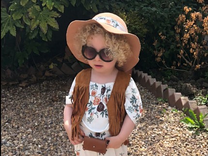 Aksi Menggemaskan Fashionista Cilik yang Super Imut