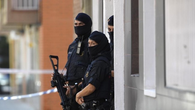 Polisi Spanyol menembak mati seorang pelaku serangan dengan pisau ke kantor polisi di dekat Barcelona yang berteriak Allahu akbar.