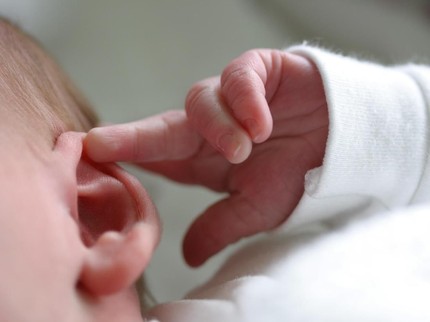 Benarkah Ada Posisi Menyusui yang Sebabkan Infeksi Telinga pada Bayi?