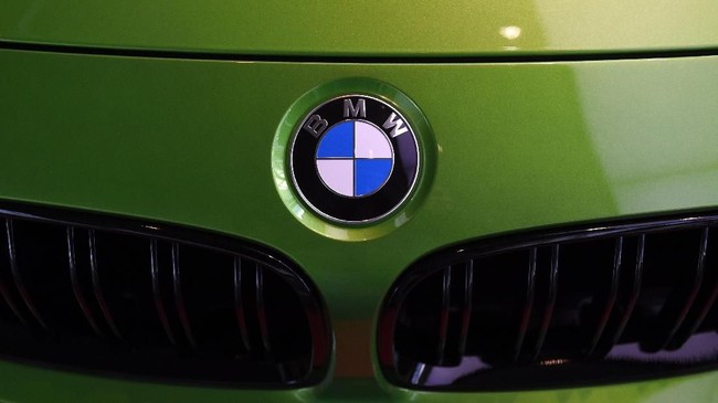 Seorang pria di China ditahan setelah menggores sebuah sedan BMW di ruang pamer di Jiangxi, demi dibelikan mobil oleh ayahnya.