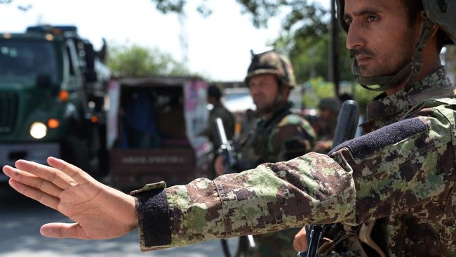 Presiden Afghanistan Ashraf Ghani mengumumkan akan membebaskan tiga tahanan militan Taliban yang akan ditukar dengan tahanan berwarga negara AS dan Australia.
