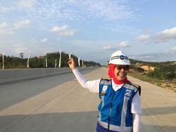 Bos Jasa Marga Tertawa Tugu Tol Madiun Disebut Mirip Palu Arit