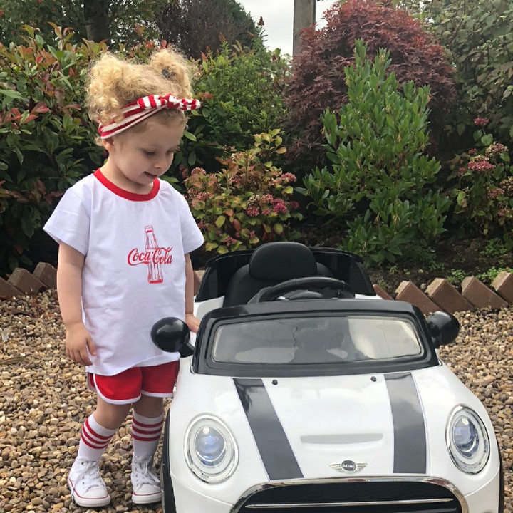 <p>Supaya fotonya kece, properti yang dipakai Hollie juga nggak main-main nih. Totalitas, he-he-he. (Foto: Instagram/along_came_hollie)</p>
