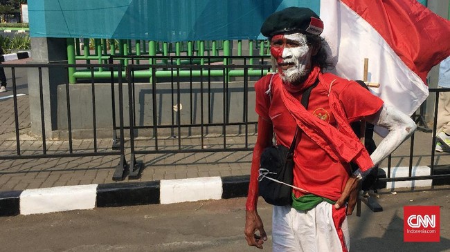 Suporter maskot Timnas Indonesia U-23, M. Kurniawan, tak bisa masuk Stadion Patriot untuk mendukung Garuda Muda melawan Hong Kong di Asian Games 2018.