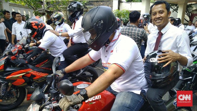 Sekjen parpol koalisi Jokowi menggunakan motor gede saat mendaftarkan tim kampanye ke KPU agar tak kalah gengsi dengan Presiden saat pembukaan Asian Games 2018.