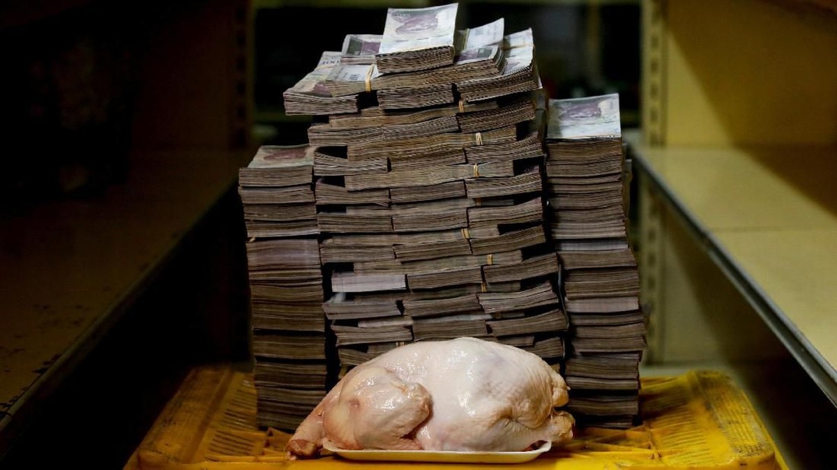 FOTO: Tumpukan Uang Tak Berharga saat Krismon Venezuela