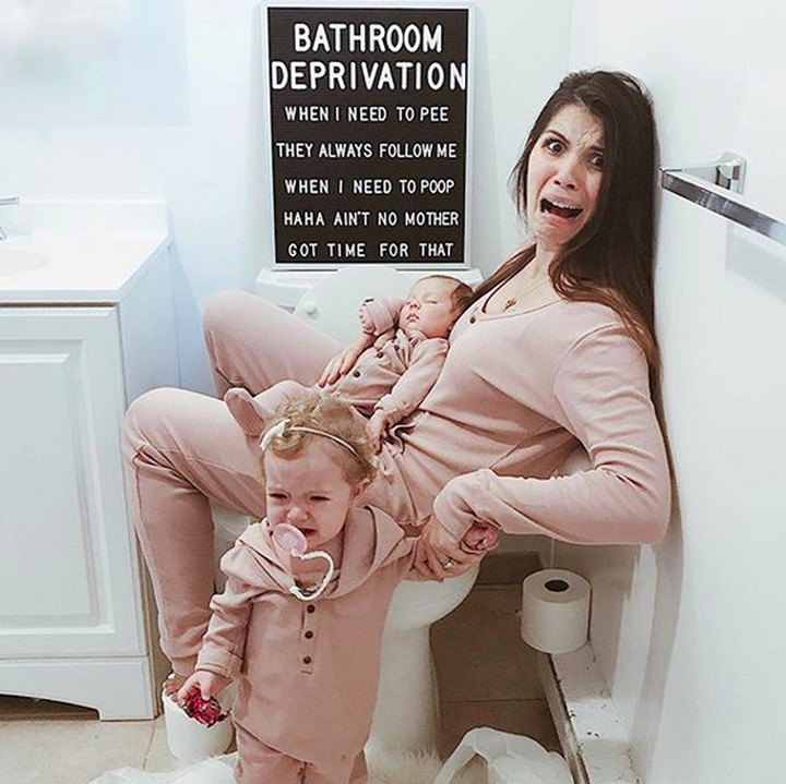 <p> Mau ke toilet sendirian aja rasanya mustahil ya, Bun. Hi-hi-hi. (Foto: Instagram/ @mayavorderstrasse)</p>