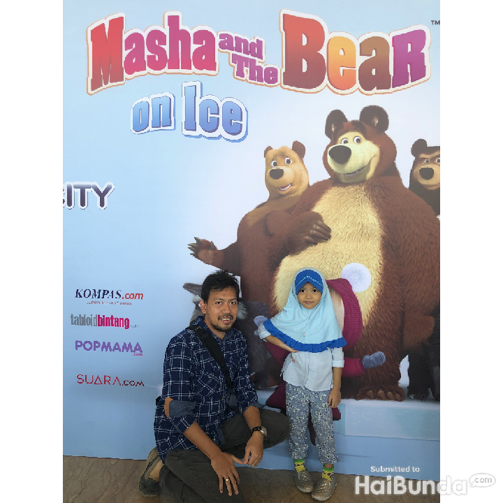 <p>Masha and The Bear On Ice menyapa pengunjung di ICE - BSD City pada Minggu, 19 Agustus 2018, mulai pukul 10.00 WIB. Seorang anak perempuan terlihat antusias menonton bersama sang ayah.</p>