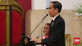 Jokowi Berikan Hadiah untuk Joni Pemanjat Tiang