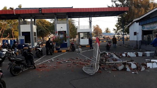Korban meninggal sebagian karena tertimpa bangunan roboh dan lainnya karena serangan jantung saar gempa magnitudo 6,9 mengguncang NTB dan sekitarnya.