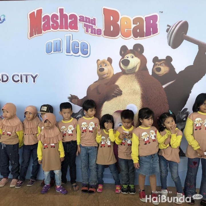<p>Ada juga lho rombongan anak sekolah. Lihat deh mereka antusias foto bareng sebelum acara mulai.</p>