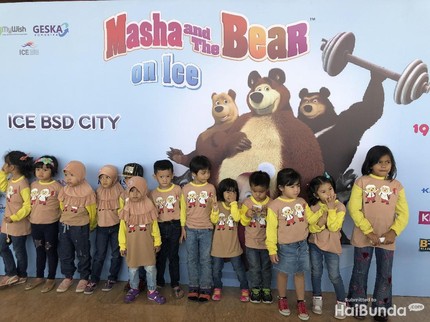 Antusiasme Anak-anak Saat Nonton Masha and The Bear on Ice