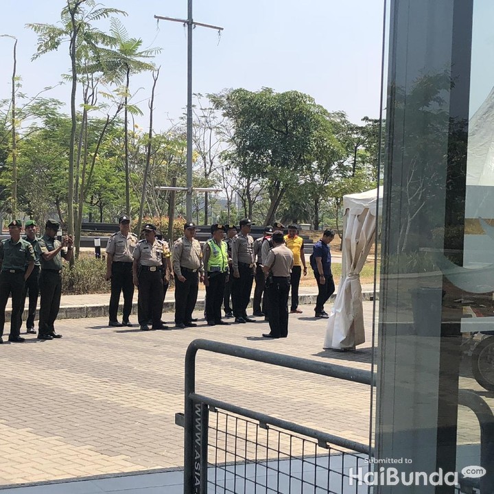<p>Polisi dan TNI turut menjaga pertunjukan ini agar semua berjalan tertib dan nyaman.</p>