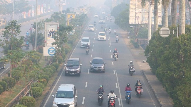 Pemerintah Kota Pontianak meliburkan pembelajaran tatap muka untuk siswa TK hingga SMP akibat kabut asap. Kegiatan belajar dialihkan ke daring.