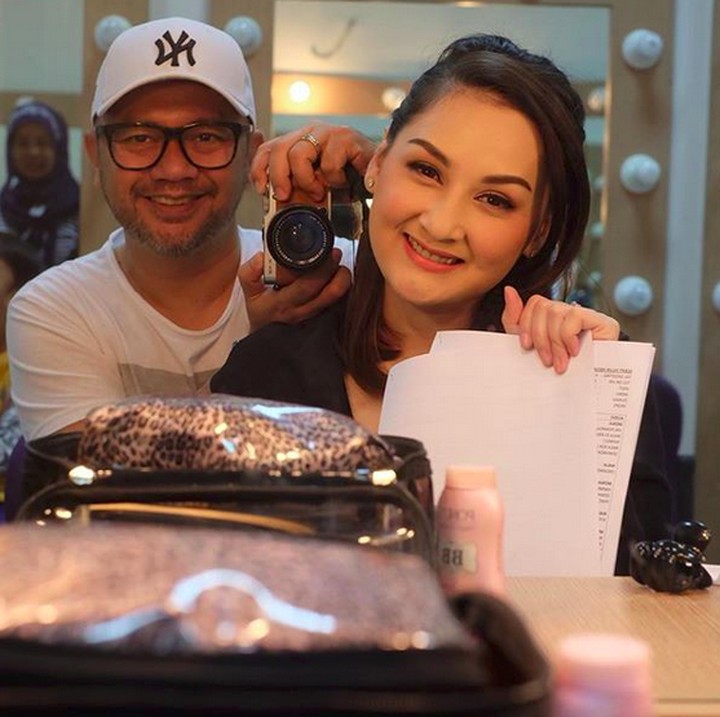 <p>So sweet! Saat Indra menemani sang istri syuting. (Foto: Instagram/ @indrabrasco)  </p>