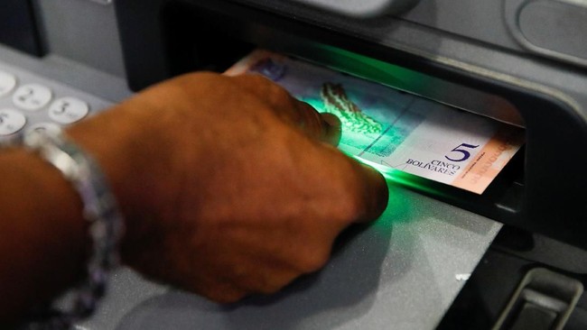 Upaya Presiden Nicolas Maduro untuk mengatasi krisis ekonomi dengan meredenominasi mata uang bolivar dianggap kontraproduktif.