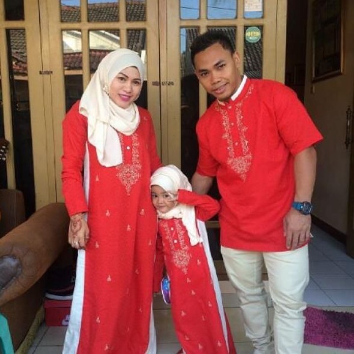 <p>Kompakan berbaju warna merah. Kece banget ya keluarga ini. (Foto: Instagram @Ekopower62)</p>