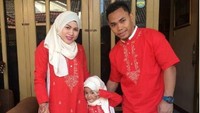 <p>Kompakan berbaju warna merah. Kece banget ya keluarga ini. (Foto: Instagram @Ekopower62)</p>