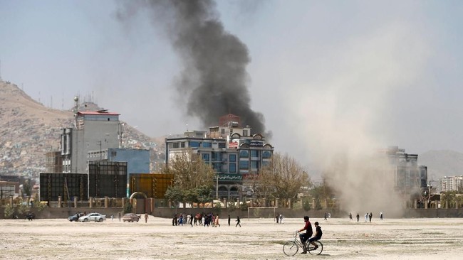 Sejumlah helikopter militer melepaskan tembakan di atas masjid di Afghanistan ketika pertempuran antara pasukan keamanan dan militan pecah.