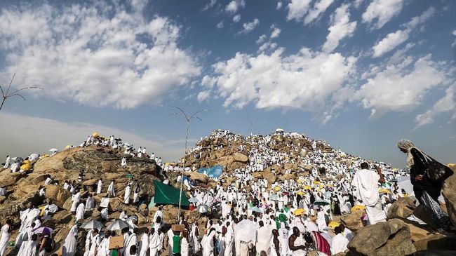 Pelaksanaan Wukuf di Arafah Muslim pilgrims gather on Mount Arafat, also known as Jabal al-Rahma (Mount of Mercy), southeast of the Saudi holy city of Mecca, on Arafat Day which is the climax of the Hajj pilgrimage early on August 20, 2018.
Arafat is the site where Muslims believe the Prophet Mohammed gave his last sermon about 14 centuries ago after leading his followers on the pilgrimage. / AFP PHOTO / AHMAD AL-RUBAYE