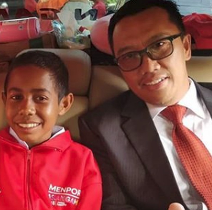 <p>Aksi Joni bahkan menarik perhatian para menteri. Bahkan Joni diajak langsung menyaksikan opening ceremony Asian Games 2018 oleh Imam Nahrawi, Menpora RI. (Foto: Instagram @nahrawi_imam)</p>
