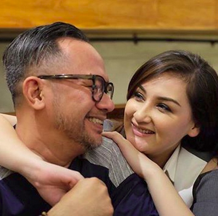 <p>Tatapan Indra dan Mona menyiratkan bahwa kasih sayang di antara mereka akan tetap mengalir dan nggak pernah putus. (Foto: Instagram/ @indrabrasco)  </p>