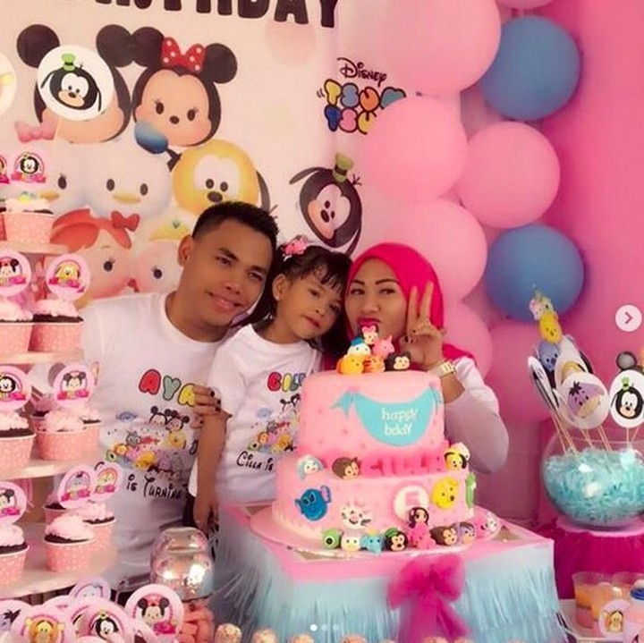 <p>Eko merayakan ulang tahun ke-5 anak pertamanya bersama sang istri. (Foto: Instagram @Ekopower62)<br /><br /></p>