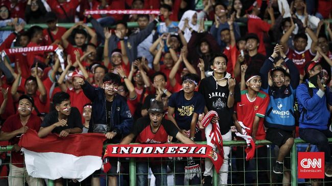 Penonton mulai ramai mendatangi Stadion Patriot Candrabhaga tiga jam sebelum kickoff Timnas Indonesia vs Vietnam di Piala AFF U-19 2022, Sabtu (2/7).