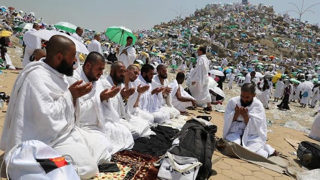 Lobi Saudi, RI Upayakan WNI yang Pegang Visa Tetap Bisa Umrah Pemerintah Indonesia tengah melobi Arab Saudi agar tetap mengizinkan WNI pemegang visa bisa tetap beribadah umrah.