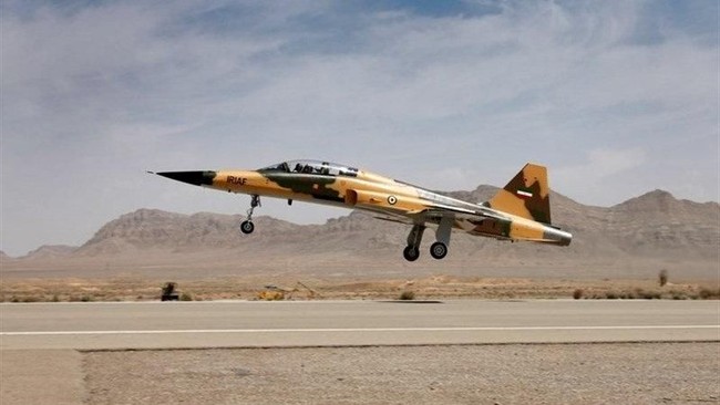Iran mengumumkan jet tempur produksi lokal pertama pada Selasa (21/8) seiring dengan upaya Presiden Ashraf Ghani untuk membendung serangan terhadap Teheran.