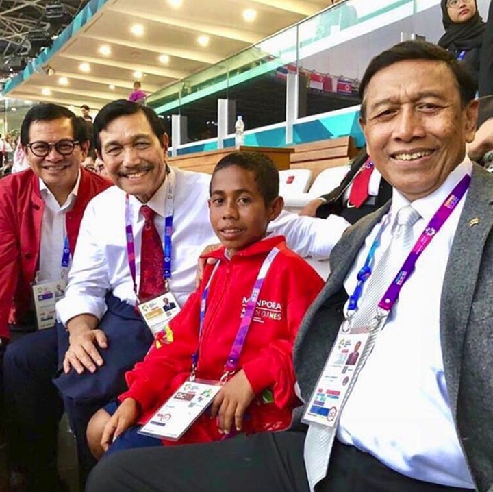 <p>Joni juga bergabung untuk wefie bareng Sekretaris Kabinet Pramono Anung, Menko bidang Kemaritiman Luhut Binsar Panjaitan dan Menko bidang Polhukam Wiranto. (Foto: Instagram @wiranto)</p>