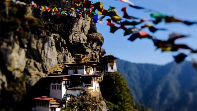 Gerbang pariwisata Bhutan belum dibuka, namun kerajaan ini mengizinkan satu turis asing wanita untuk berkunjung.