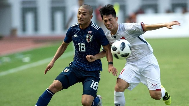 Timnas Jepang U-23 membersihkan ruang ganti di Stadion Wibawa Mukti usai melawan Vietnam di laga terakhir di Grup D cabor sepak bola Asian Games 2018.