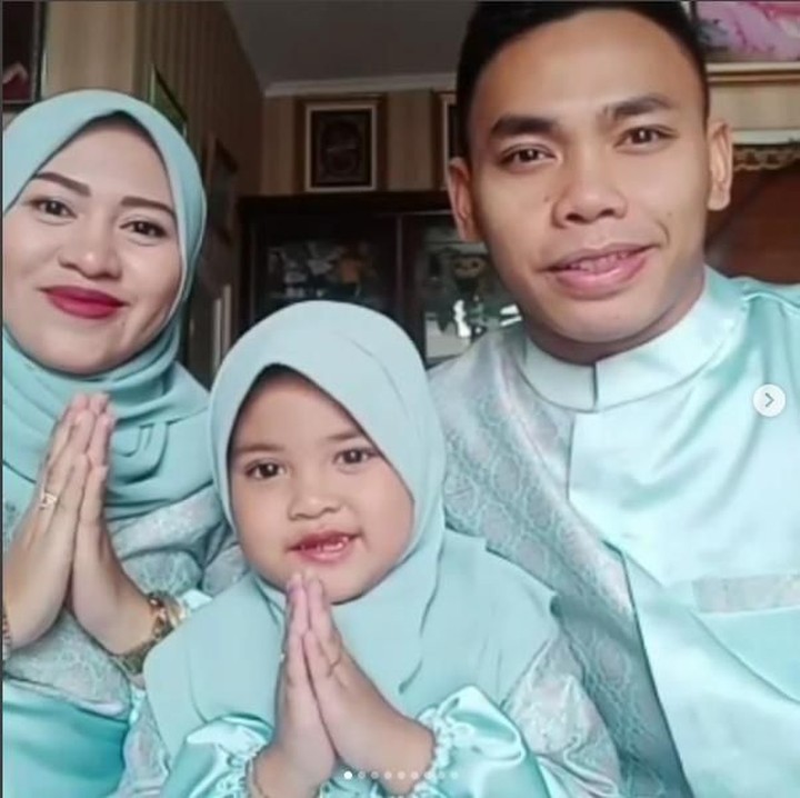 <p>Eko sekeluarga mengucapkan selamat Idul Fitri 2018. (Foto: Instagram @Ekopower62)<br /><br /></p>