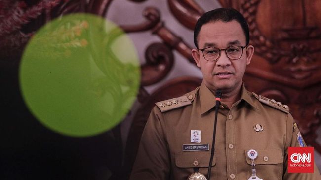 Gubernur Anies Baswedan menyebut opsi untuk memutuskan darurat corona di Jakarta tak bisa diputuskan hanya dari tren penambahan kasus harian.