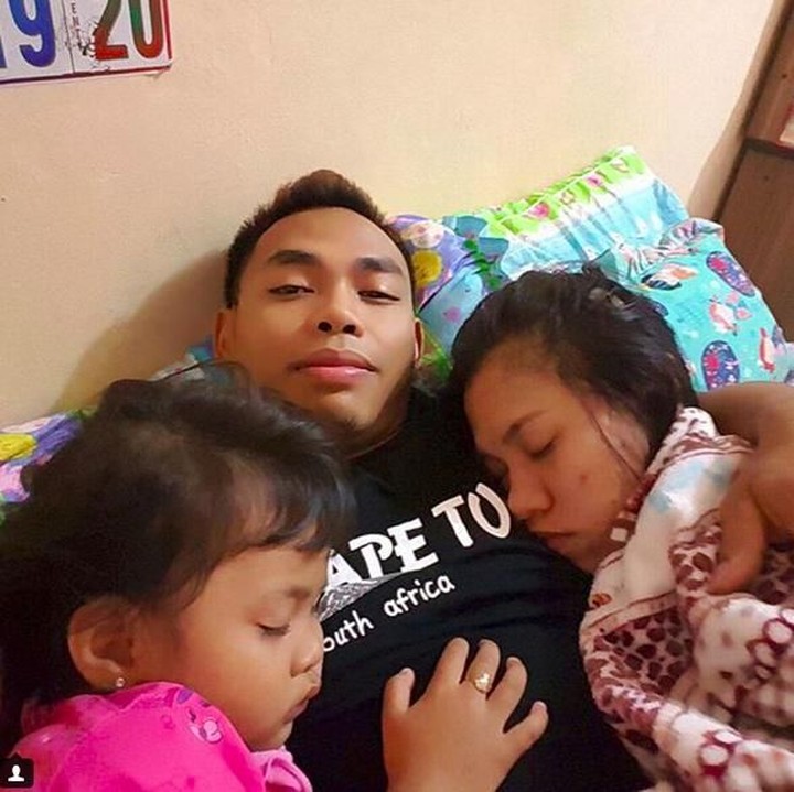<p>Ini cara Eko melepas kangen dengan anak istri. Wow so sweet ya, Bun. (Foto: Instagram @Ekopower62)</p>