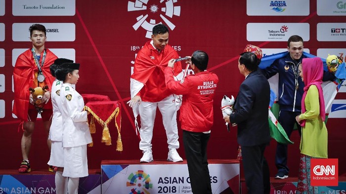 Lifter andalan Indonesia Eko Yuli Irawan berhasil merebut medali emas kelima Indonesia di Asian Games 2018 setelah menjadi juara di kelas 62 kilogram putra yang berlangsung di JIExpo, Kemayoran, Selasa (21/8). Eko meraih medali emas dengan total angkatan 311 kilogram. Atlet 29 tahun itu mencatatkan angkat snatch 141 kilogram. Sedangkan untuk angkatan clean and jerk, Eko berhasil melakukan angkatan seberat 170 kilogram.CNNIndonesia/Safir Makki