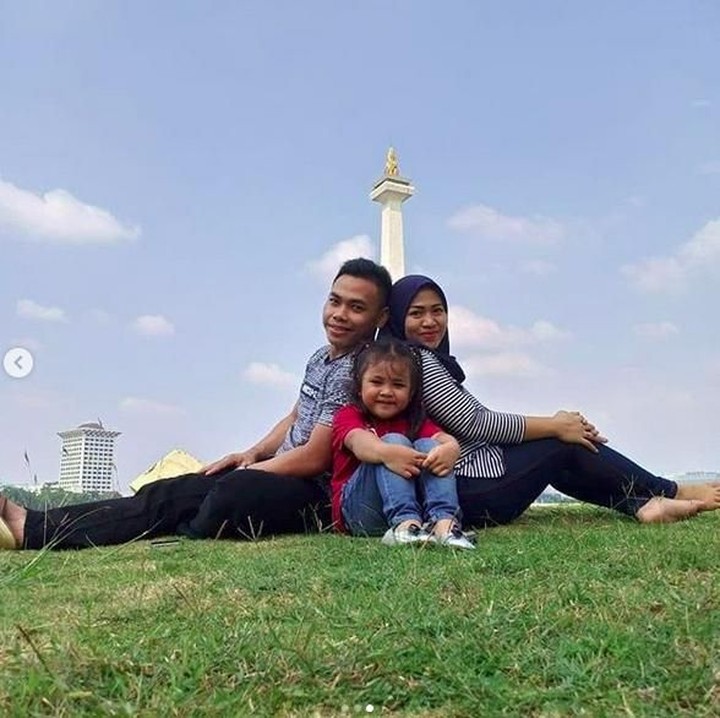 <p>Eko sekeluarga bersama keluarga kecilnya di Monas. (Foto: Instagram @Ekopower62)</p>